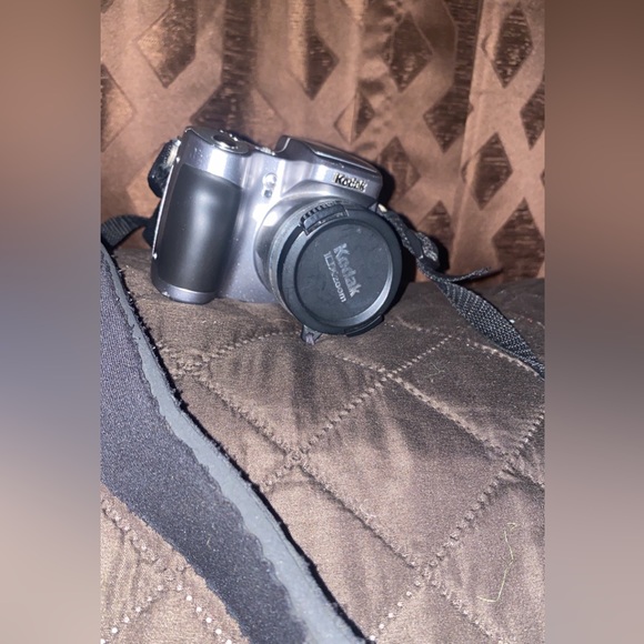 Kodak EasyShare Z740 Digital camera with band and case - Picture 2 of 8